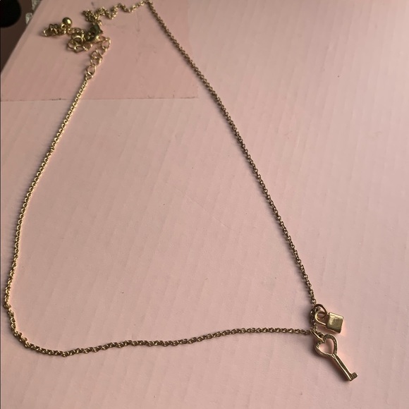 Gold Lock and key necklace - Picture 2 of 3